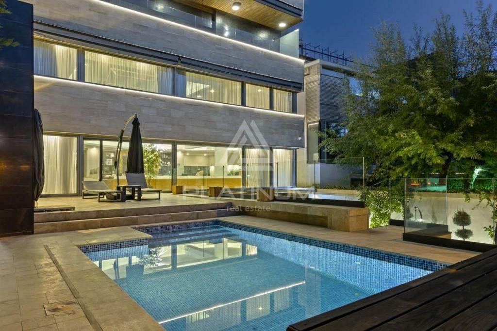 Luxury Lakeside Living: Turnkey villa with Outdoor Pool and Stunning View 