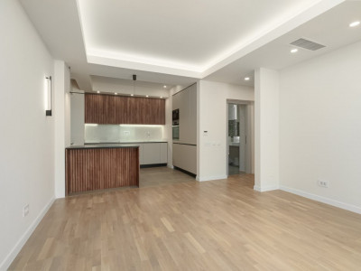 Apartament Renovat 2023: Bucătărie și Dressinguri Mobilate