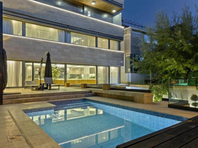 Luxury Lakeside Living: Turnkey villa with Outdoor Pool and Stunning View 