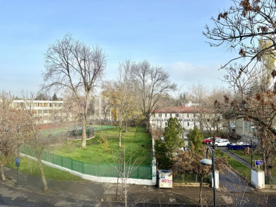 inchiriere apartament 3 camere zona  Primaverii